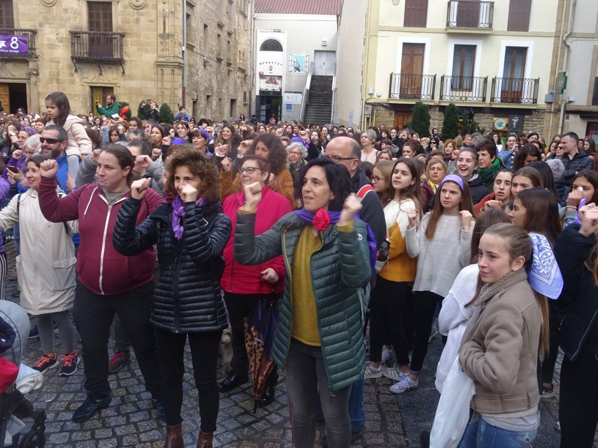 En buena parte de las localidades de Gipuzkoa las mujeres han salido a la calle para reivindicar sus derechos en el Día Internacional de la Mujer. El acto más multitudinario ha tenido lugar a las 12.00 horas con una concentración en el Boulevard de San Sebastián