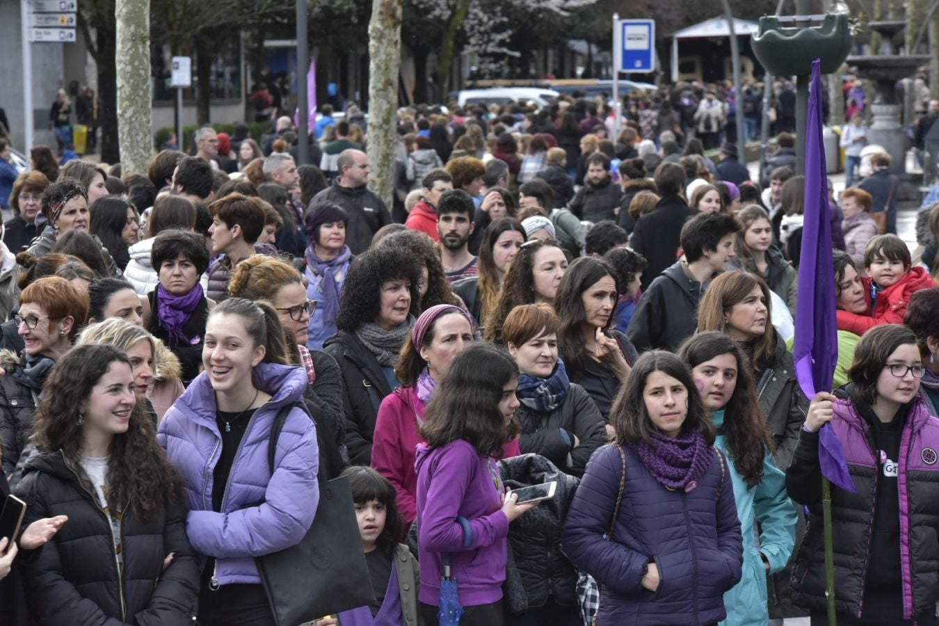 En buena parte de las localidades de Gipuzkoa las mujeres han salido a la calle para reivindicar sus derechos en el Día Internacional de la Mujer. El acto más multitudinario ha tenido lugar a las 12.00 horas con una concentración en el Boulevard de San Sebastián