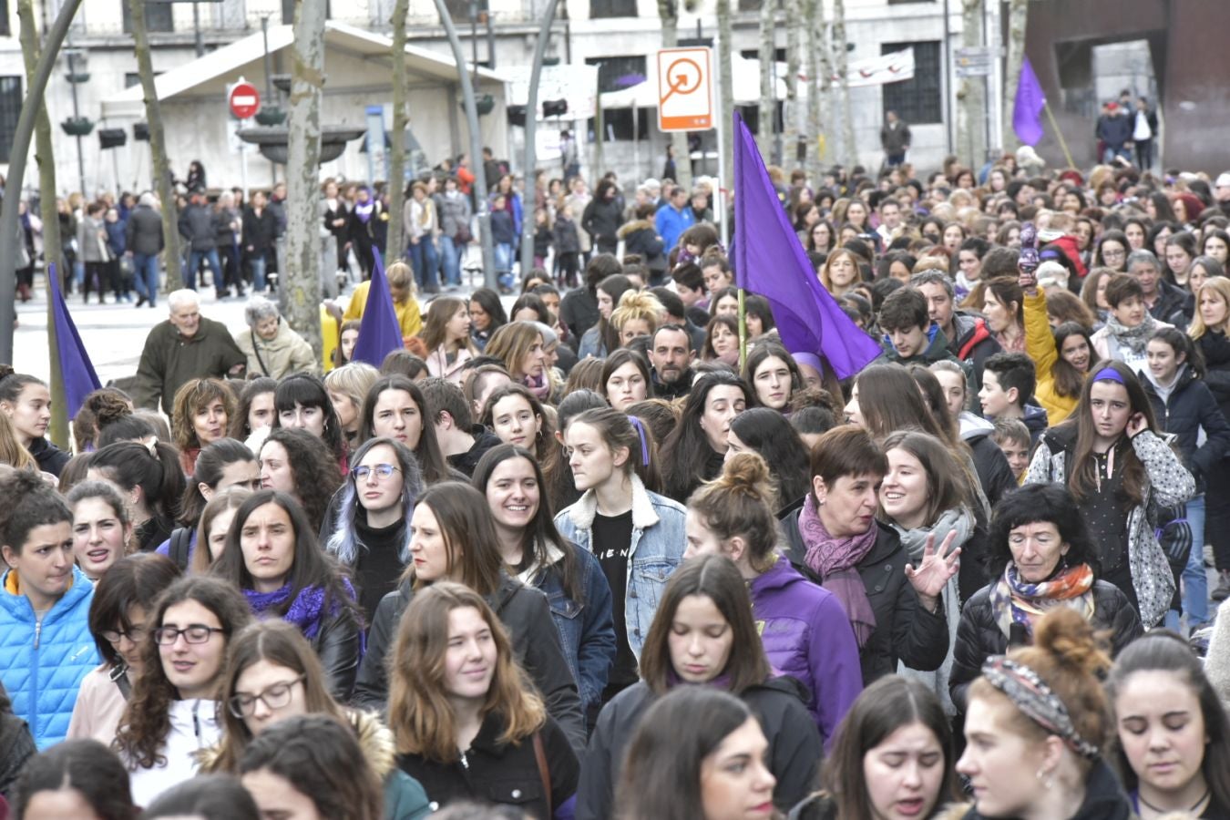 En buena parte de las localidades de Gipuzkoa las mujeres han salido a la calle para reivindicar sus derechos en el Día Internacional de la Mujer. El acto más multitudinario ha tenido lugar a las 12.00 horas con una concentración en el Boulevard de San Sebastián