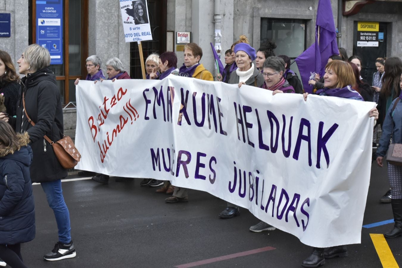 En buena parte de las localidades de Gipuzkoa las mujeres han salido a la calle para reivindicar sus derechos en el Día Internacional de la Mujer. El acto más multitudinario ha tenido lugar a las 12.00 horas con una concentración en el Boulevard de San Sebastián
