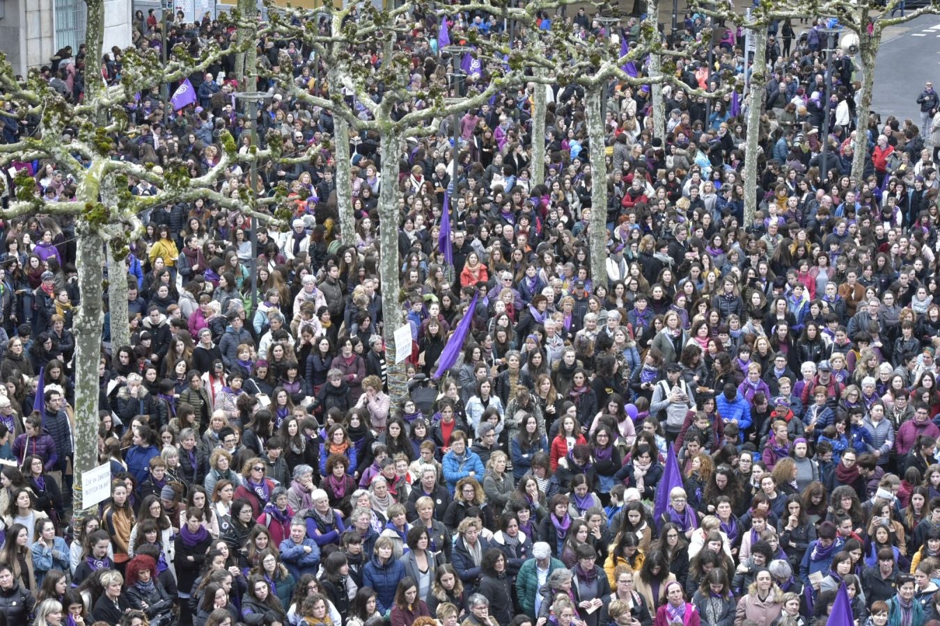 En buena parte de las localidades de Gipuzkoa las mujeres han salido a la calle para reivindicar sus derechos en el Día Internacional de la Mujer. El acto más multitudinario ha tenido lugar a las 12.00 horas con una concentración en el Boulevard de San Sebastián