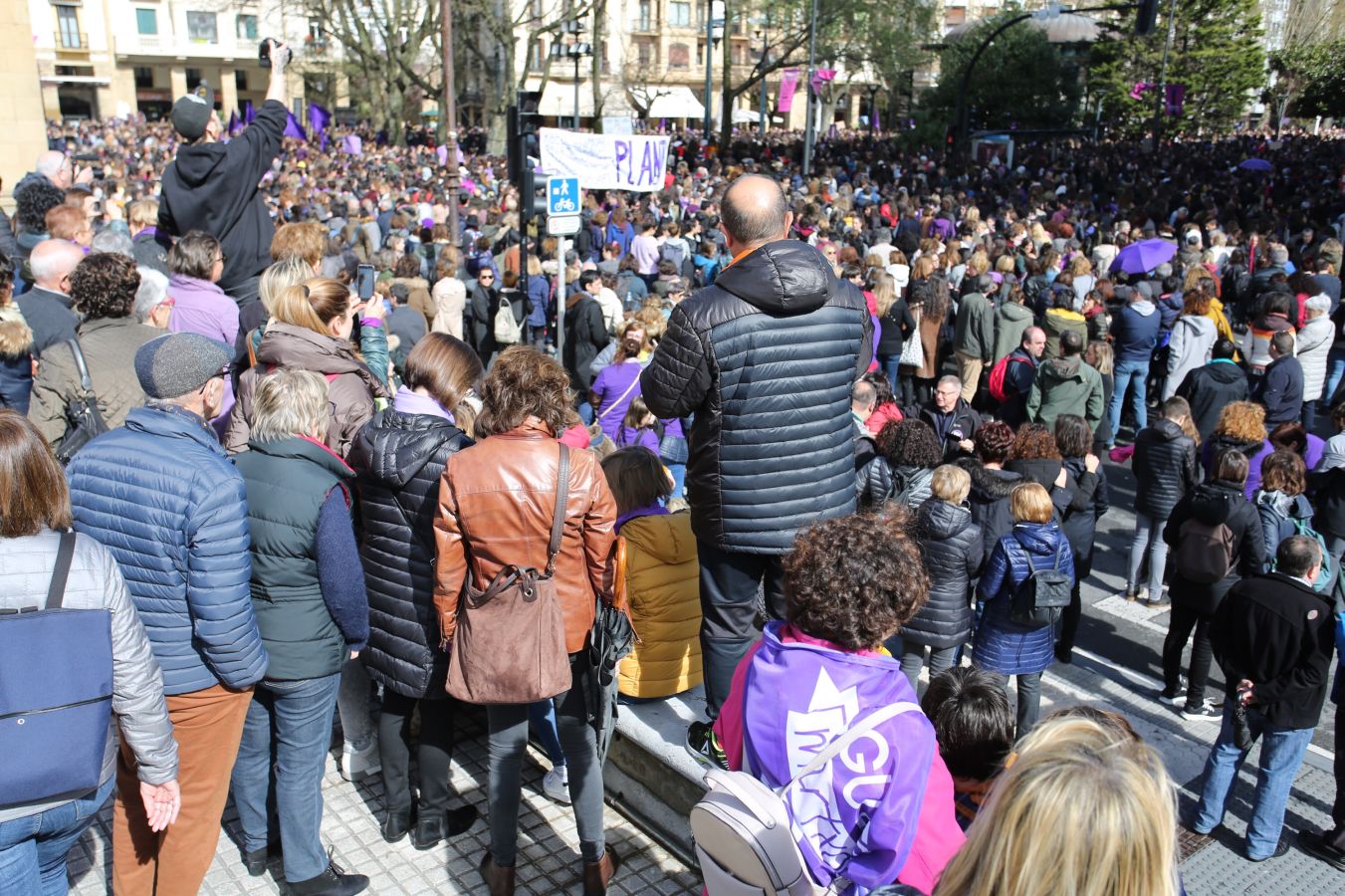 En buena parte de las localidades de Gipuzkoa las mujeres han salido a la calle para reivindicar sus derechos en el Día Internacional de la Mujer. El acto más multitudinario ha tenido lugar a las 12.00 horas con una concentración en el Boulevard de San Sebastián