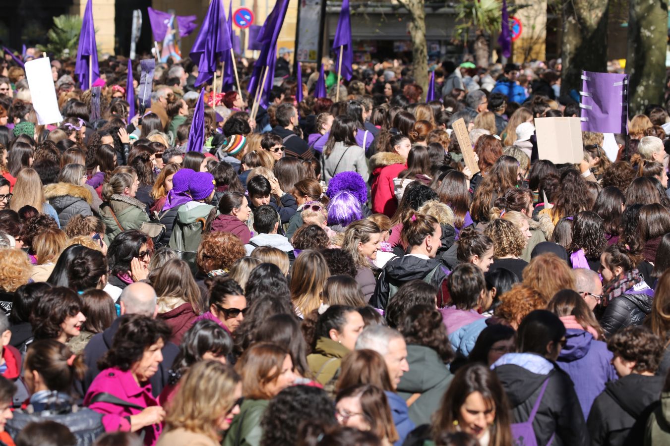 En buena parte de las localidades de Gipuzkoa las mujeres han salido a la calle para reivindicar sus derechos en el Día Internacional de la Mujer. El acto más multitudinario ha tenido lugar a las 12.00 horas con una concentración en el Boulevard de San Sebastián