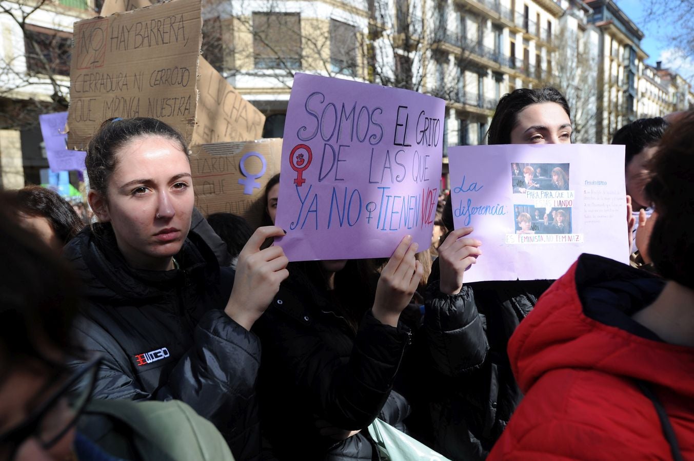En buena parte de las localidades de Gipuzkoa las mujeres han salido a la calle para reivindicar sus derechos en el Día Internacional de la Mujer. El acto más multitudinario ha tenido lugar a las 12.00 horas con una concentración en el Boulevard de San Sebastián