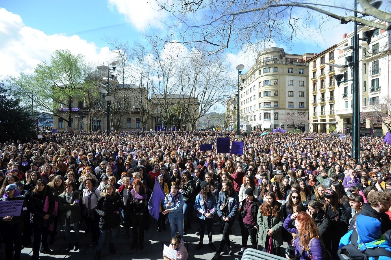 En buena parte de las localidades de Gipuzkoa las mujeres han salido a la calle para reivindicar sus derechos en el Día Internacional de la Mujer. El acto más multitudinario ha tenido lugar a las 12.00 horas con una concentración en el Boulevard de San Sebastián