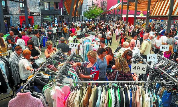 Chollos. Los clientes de la feria no dudan en buscar una ganga entre los puestos. 