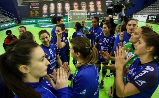 Las jugadoras del Bera Bera celebran la victoria ante el Rocasa.