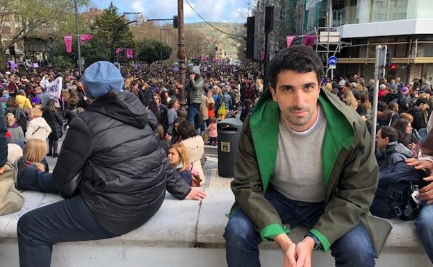 José, un joven de Buenos Aires de turismo en Donostia que combate la violencia de género en su Argentina.