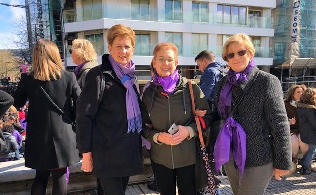 Las amigas jubiladas de Hernani observaron la manifestación desde una de las terrazas del Ayuntamiento.