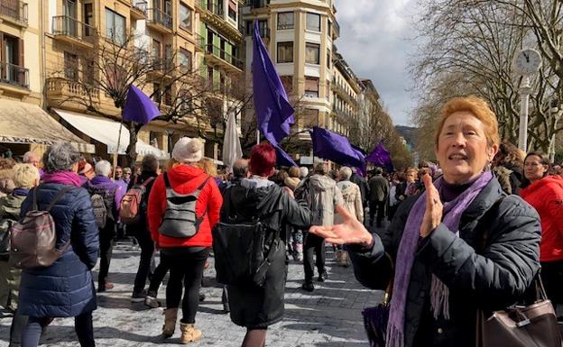 Hilaria Pagazaurtundua anima a las integrantes de la cabeza de la manifestación en el Boulevard donostiarra.