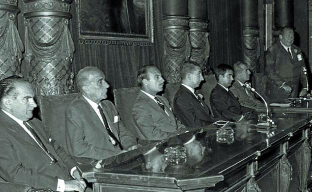 Sesión plenaria bajo el retrato de Franco. 