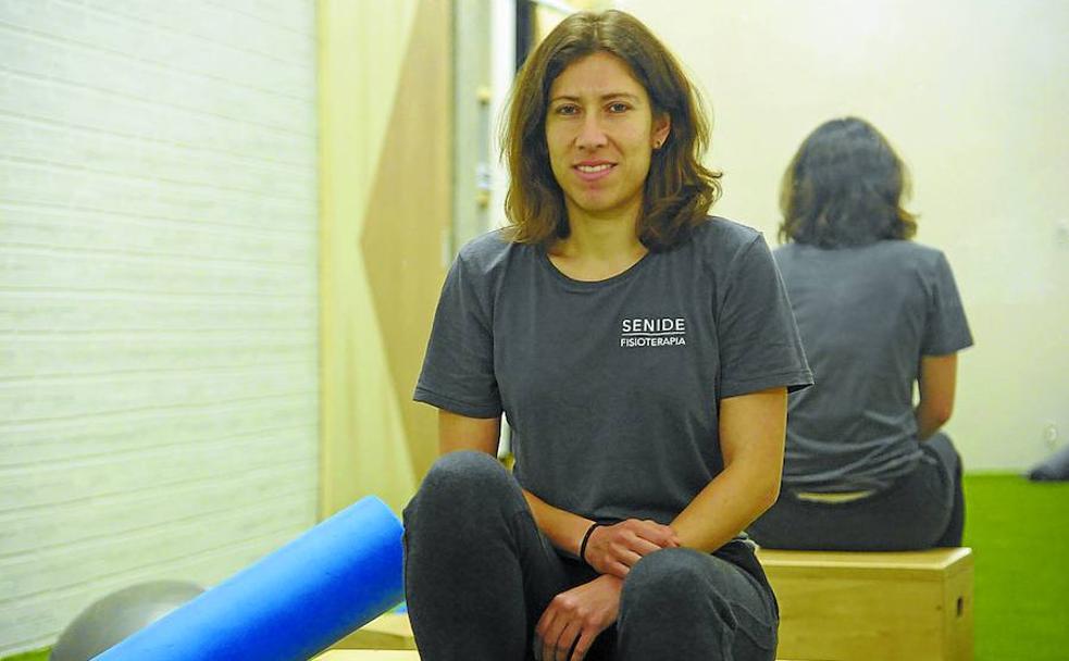 Lorea Ayala, en el centro de fisioterapia con el que cuenta en Gros. 