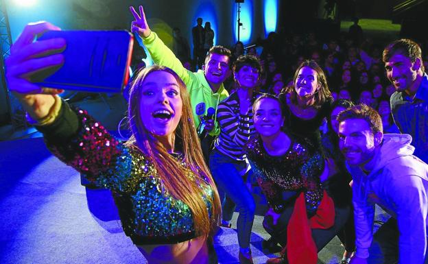 La gala #Geure se cerró con un 'selfie' de los 'influencers', entre ellos las Twin Melody, Asier Illarramendi y Aritz Aranburu, con el público.