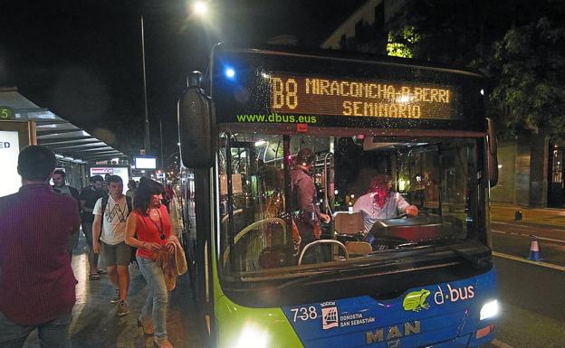 Varios usuarios se montan en un bus de la línea nocturna B8 en el Boulevard. 