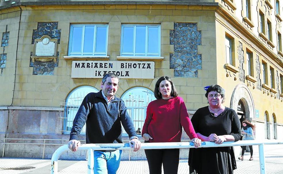 Profesor, exalumna y directora pedagógica del colegio, frente a la fachada del que fue Mariaren Bihotza Ikastola durante más de 40 años. 
