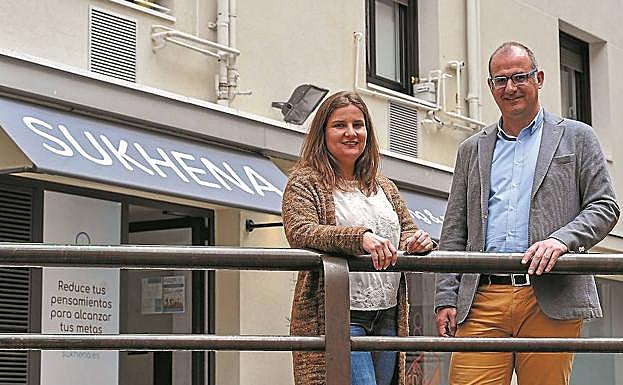María Ximena Almunia y Mikel Arrizabalaga sonríen ante su empresa, Sukhena, que une 'coaching' con 'mindfulness'.