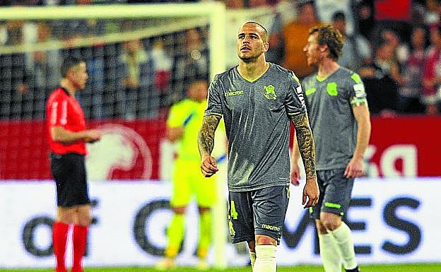 Sandro y Zurutuza se lamentan tras la derrota sufrida ayer en el Pizjuán. 