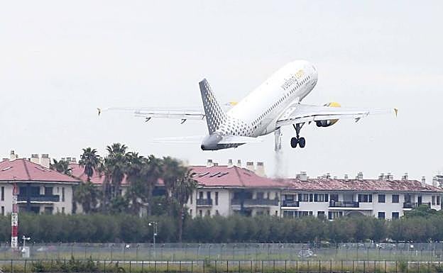Un avión despegando desde el aeropuerto de Hondarribia. 