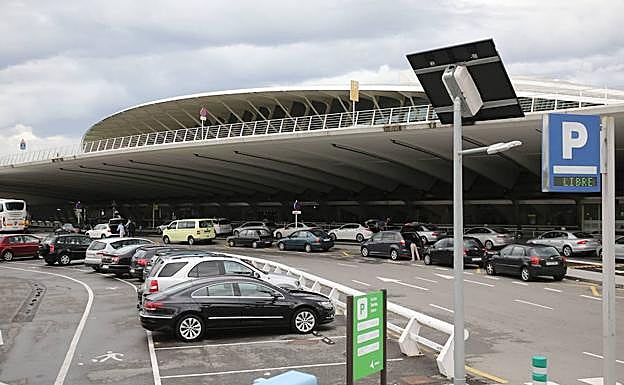 Vista exterior del aeropuerto de Loiu. 