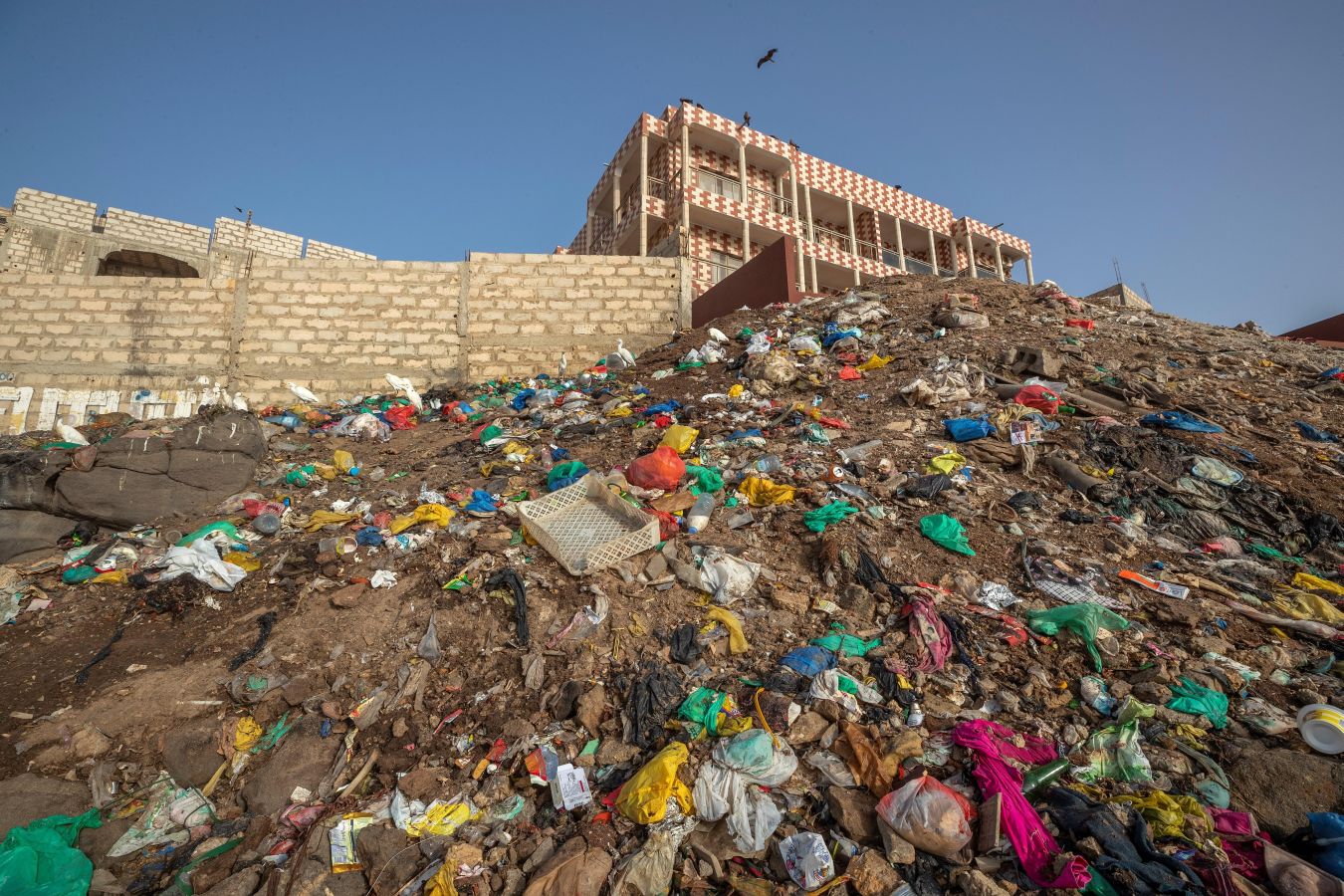 El país africano desecha cada año decenas de miles de toneladas de plástico que acaba en el fondo del océano. Un problema que no solo afecta a su población costera, sino también a su economía. Debido a la falta de mecanismos de gestión de estos residuos por parte de los ayuntamientos, las comunidades han realizado sus propias limpiezas en algunas aldeas. Los ecologistas piden un cambio de política respecto al uso del plástico por parte del gobierno de Senegal.