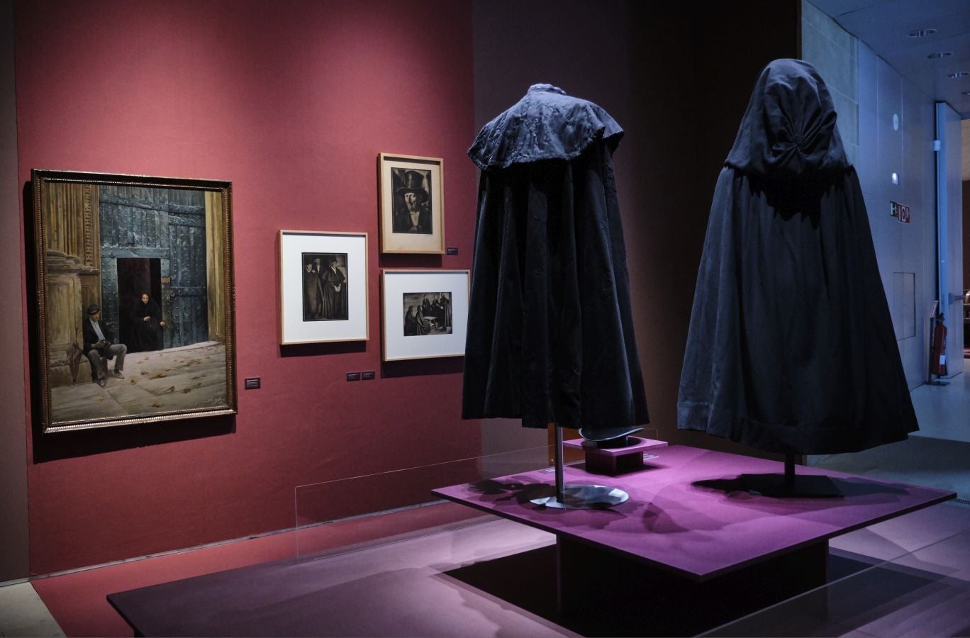 Una exposción que desde este martes se puede ver en el museo donostiarra de San Telmo, un completo recorrido por el capítulo final de la vida y todo lo que gira a su alrededor. La muestra, que permanecerá abierta hasta finales del mes de mayo, repasa las diferentes caras de la muerte.