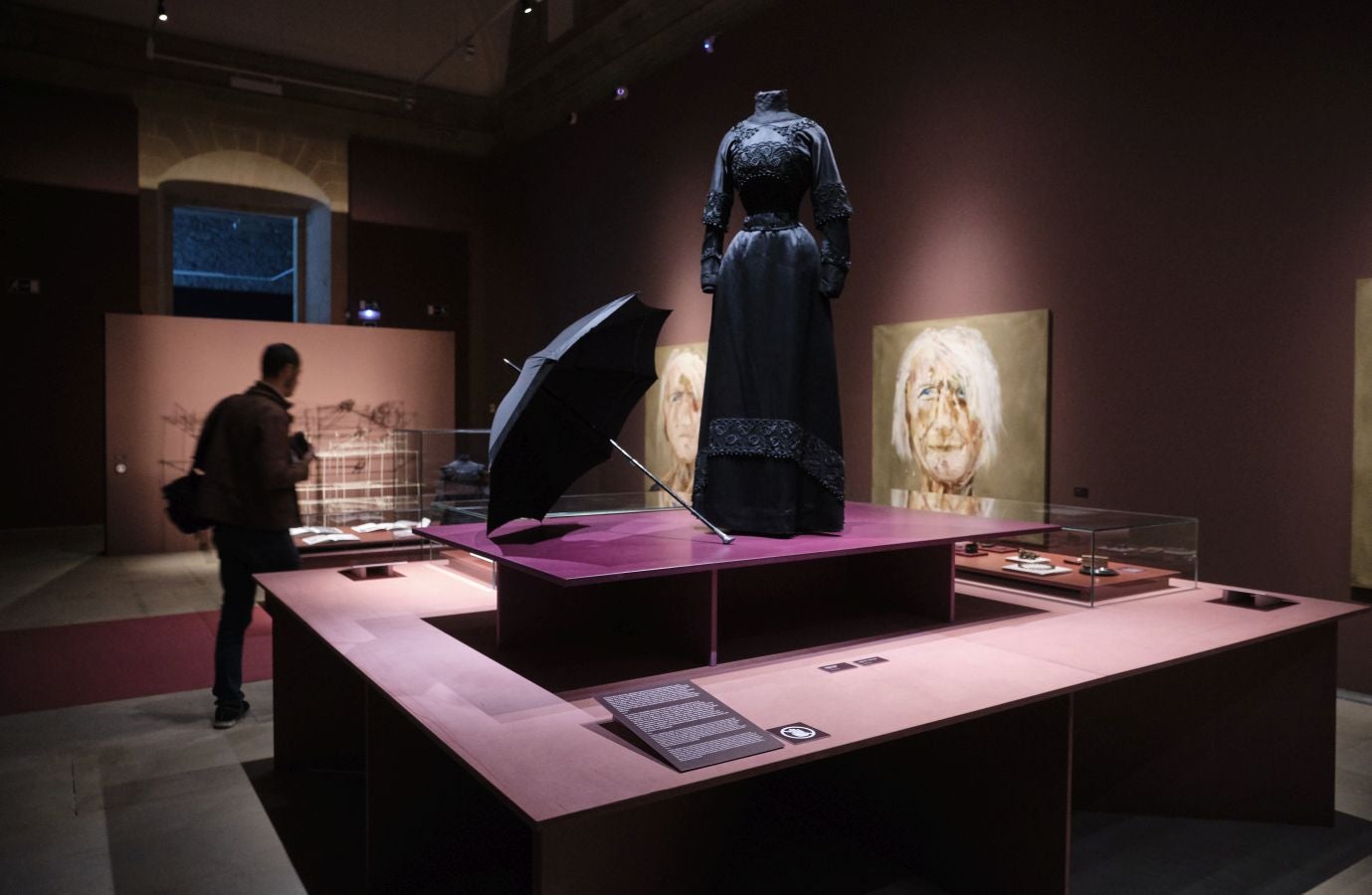 Una exposción que desde este martes se puede ver en el museo donostiarra de San Telmo, un completo recorrido por el capítulo final de la vida y todo lo que gira a su alrededor. La muestra, que permanecerá abierta hasta finales del mes de mayo, repasa las diferentes caras de la muerte.