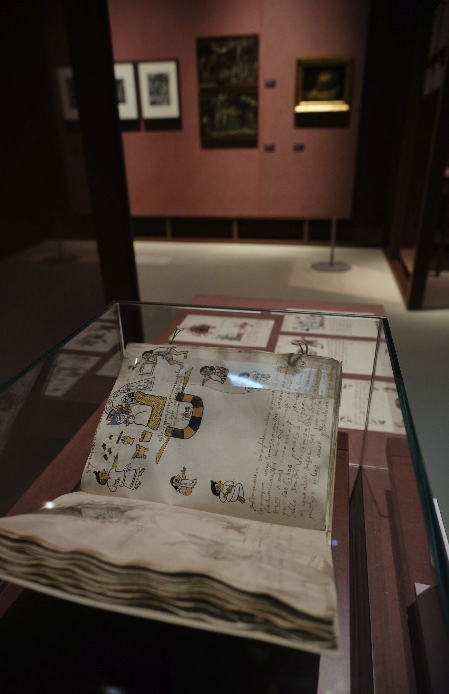 Una exposción que desde este martes se puede ver en el museo donostiarra de San Telmo, un completo recorrido por el capítulo final de la vida y todo lo que gira a su alrededor. La muestra, que permanecerá abierta hasta finales del mes de mayo, repasa las diferentes caras de la muerte.