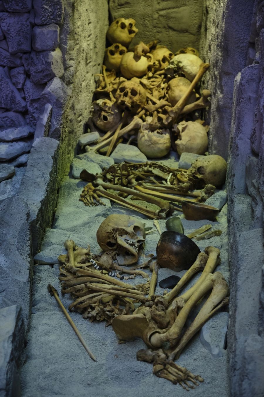 Una exposción que desde este martes se puede ver en el museo donostiarra de San Telmo, un completo recorrido por el capítulo final de la vida y todo lo que gira a su alrededor. La muestra, que permanecerá abierta hasta finales del mes de mayo, repasa las diferentes caras de la muerte.