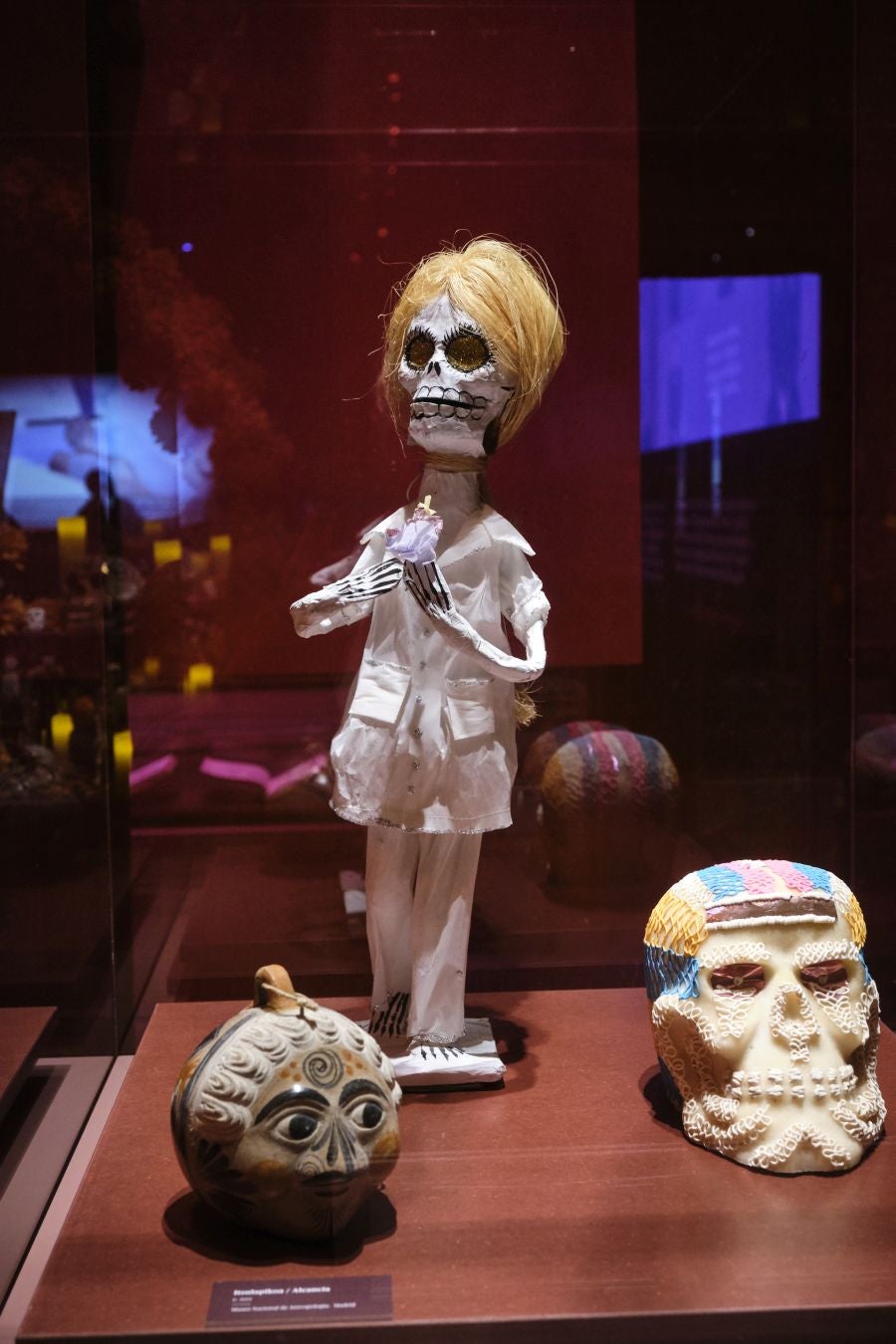 Una exposción que desde este martes se puede ver en el museo donostiarra de San Telmo, un completo recorrido por el capítulo final de la vida y todo lo que gira a su alrededor. La muestra, que permanecerá abierta hasta finales del mes de mayo, repasa las diferentes caras de la muerte.