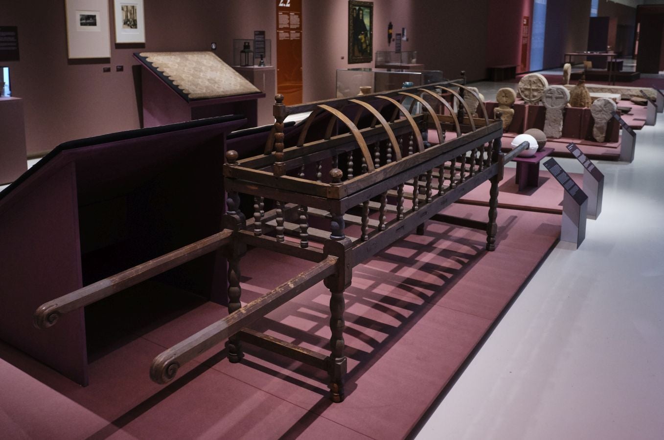 Una exposción que desde este martes se puede ver en el museo donostiarra de San Telmo, un completo recorrido por el capítulo final de la vida y todo lo que gira a su alrededor. La muestra, que permanecerá abierta hasta finales del mes de mayo, repasa las diferentes caras de la muerte.