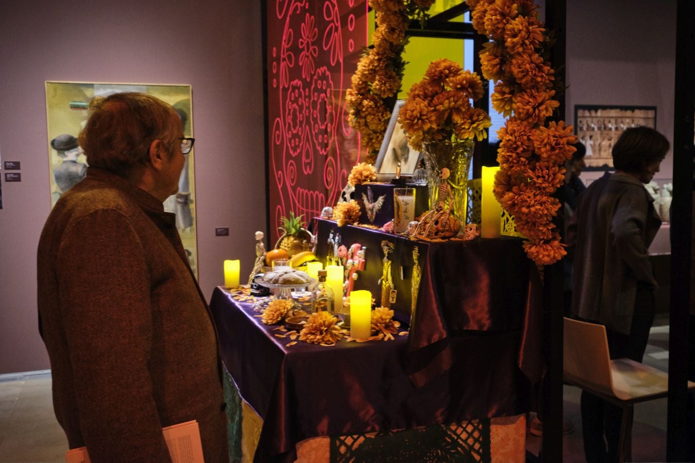 Una exposción que desde este martes se puede ver en el museo donostiarra de San Telmo, un completo recorrido por el capítulo final de la vida y todo lo que gira a su alrededor. La muestra, que permanecerá abierta hasta finales del mes de mayo, repasa las diferentes caras de la muerte.