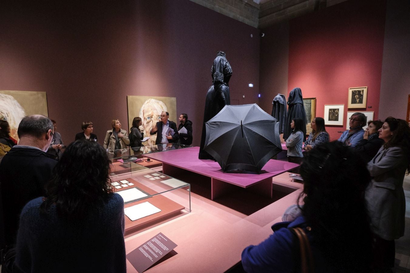 Una exposción que desde este martes se puede ver en el museo donostiarra de San Telmo, un completo recorrido por el capítulo final de la vida y todo lo que gira a su alrededor. La muestra, que permanecerá abierta hasta finales del mes de mayo, repasa las diferentes caras de la muerte.