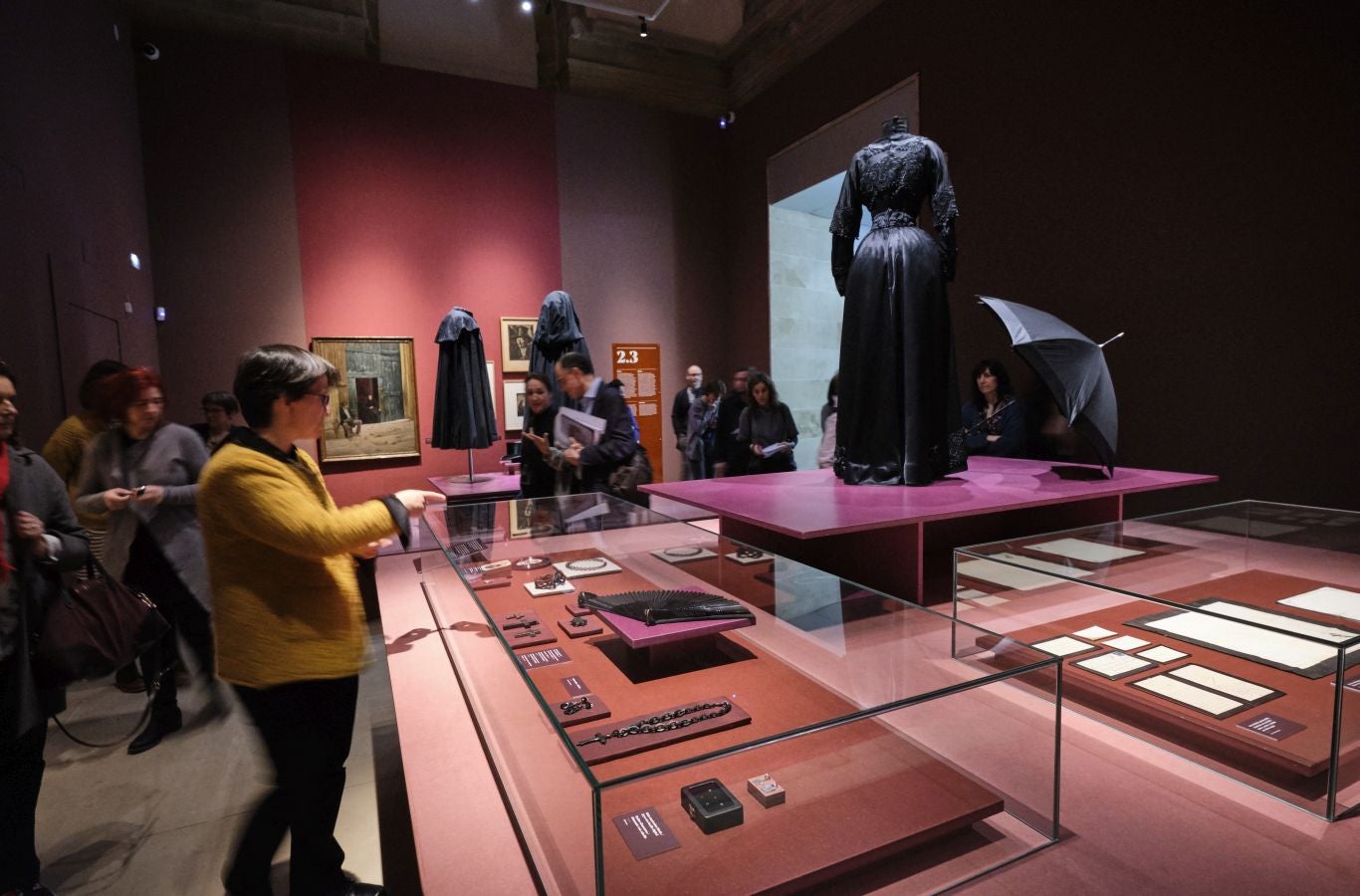 Una exposción que desde este martes se puede ver en el museo donostiarra de San Telmo, un completo recorrido por el capítulo final de la vida y todo lo que gira a su alrededor. La muestra, que permanecerá abierta hasta finales del mes de mayo, repasa las diferentes caras de la muerte.