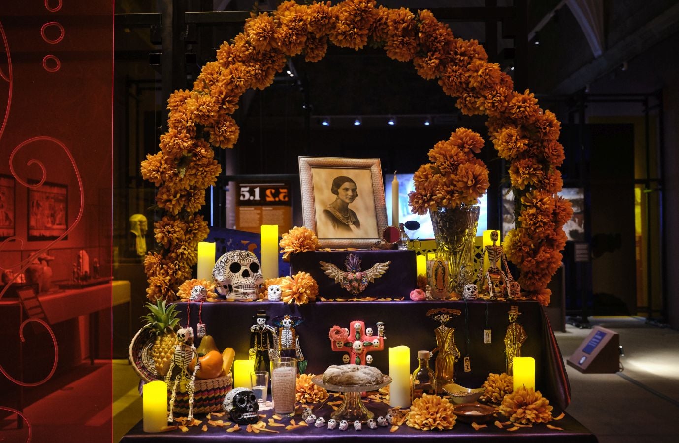 Una exposción que desde este martes se puede ver en el museo donostiarra de San Telmo, un completo recorrido por el capítulo final de la vida y todo lo que gira a su alrededor. La muestra, que permanecerá abierta hasta finales del mes de mayo, repasa las diferentes caras de la muerte.