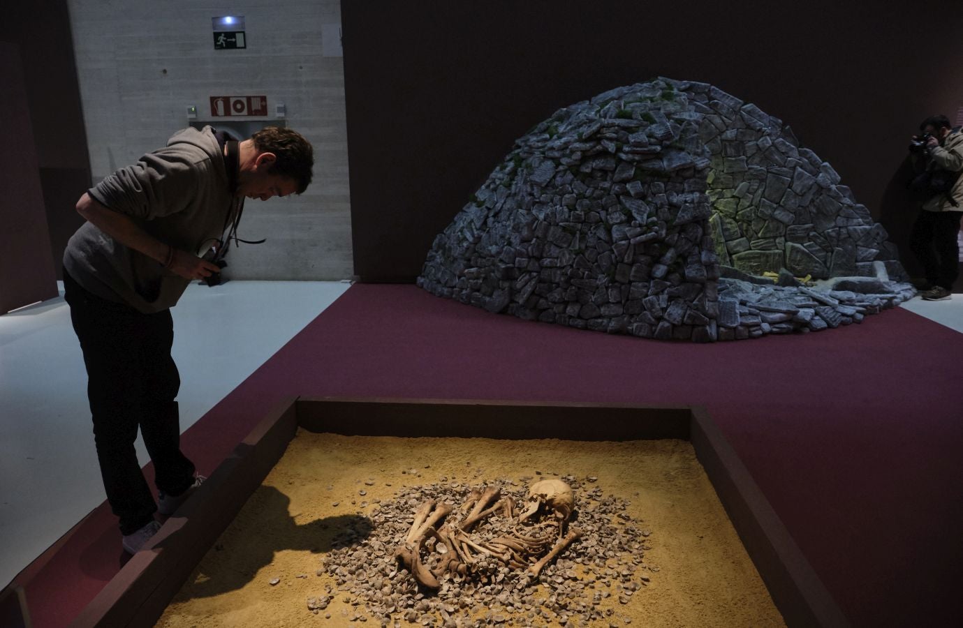 Una exposción que desde este martes se puede ver en el museo donostiarra de San Telmo, un completo recorrido por el capítulo final de la vida y todo lo que gira a su alrededor. La muestra, que permanecerá abierta hasta finales del mes de mayo, repasa las diferentes caras de la muerte.
