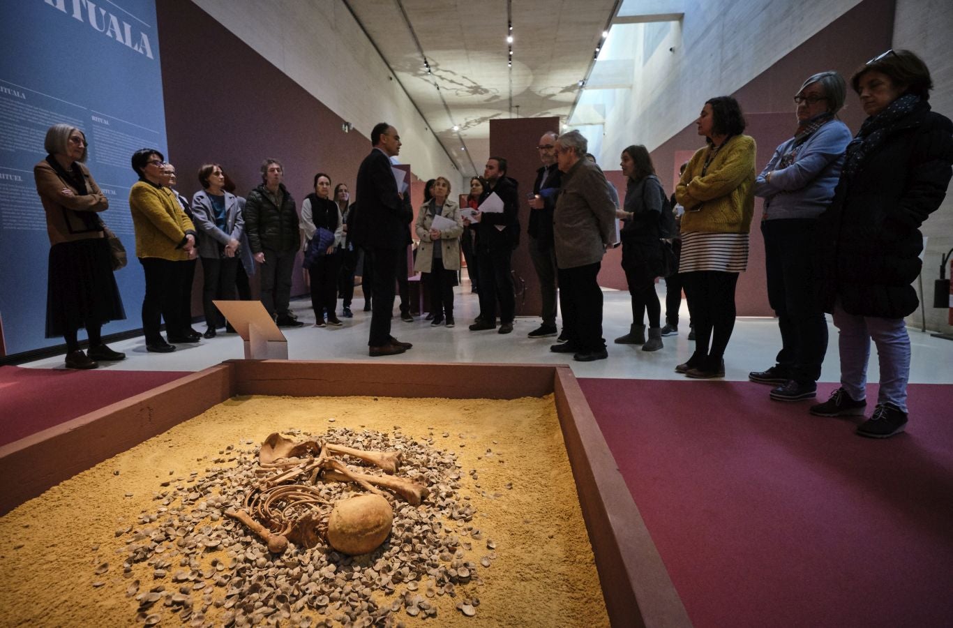 Una exposción que desde este martes se puede ver en el museo donostiarra de San Telmo, un completo recorrido por el capítulo final de la vida y todo lo que gira a su alrededor. La muestra, que permanecerá abierta hasta finales del mes de mayo, repasa las diferentes caras de la muerte.