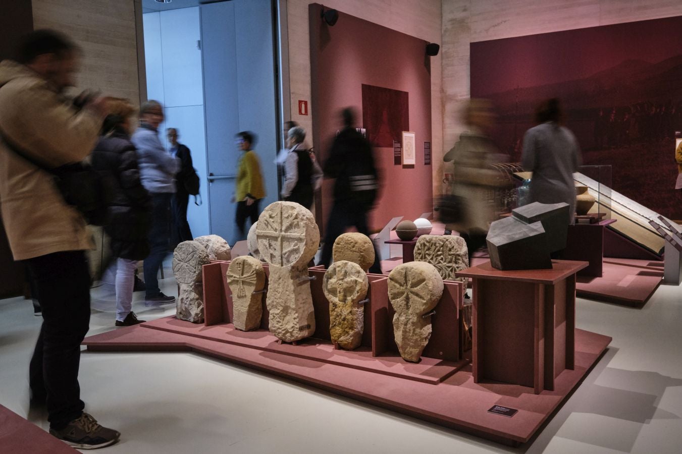 Una exposción que desde este martes se puede ver en el museo donostiarra de San Telmo, un completo recorrido por el capítulo final de la vida y todo lo que gira a su alrededor. La muestra, que permanecerá abierta hasta finales del mes de mayo, repasa las diferentes caras de la muerte.