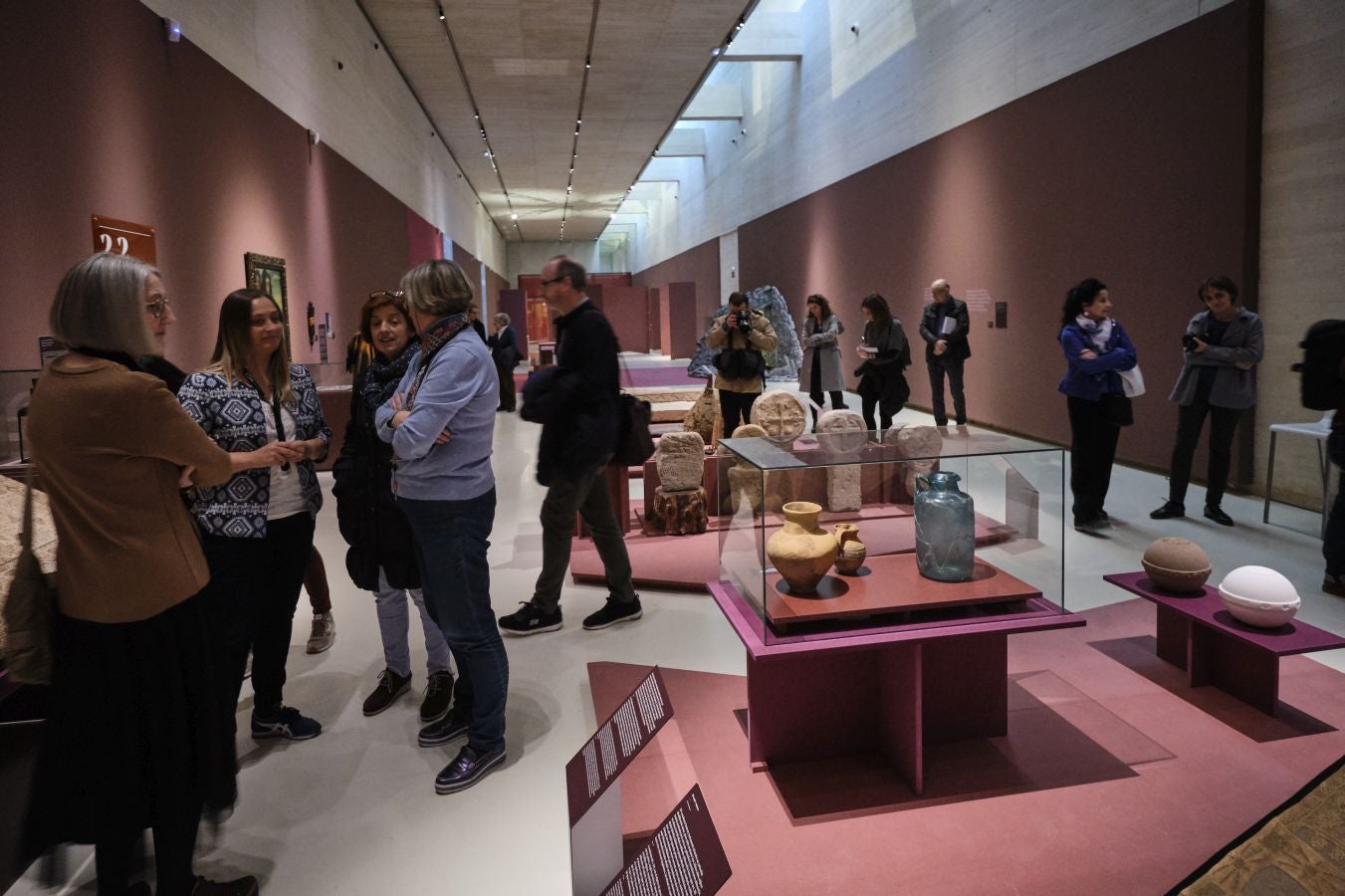 Una exposción que desde este martes se puede ver en el museo donostiarra de San Telmo, un completo recorrido por el capítulo final de la vida y todo lo que gira a su alrededor. La muestra, que permanecerá abierta hasta finales del mes de mayo, repasa las diferentes caras de la muerte.