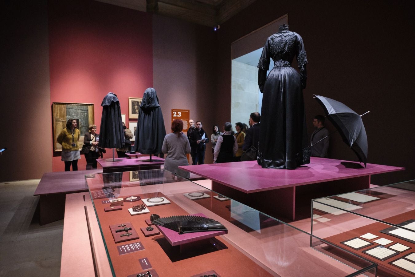 Una exposción que desde este martes se puede ver en el museo donostiarra de San Telmo, un completo recorrido por el capítulo final de la vida y todo lo que gira a su alrededor. La muestra, que permanecerá abierta hasta finales del mes de mayo, repasa las diferentes caras de la muerte.