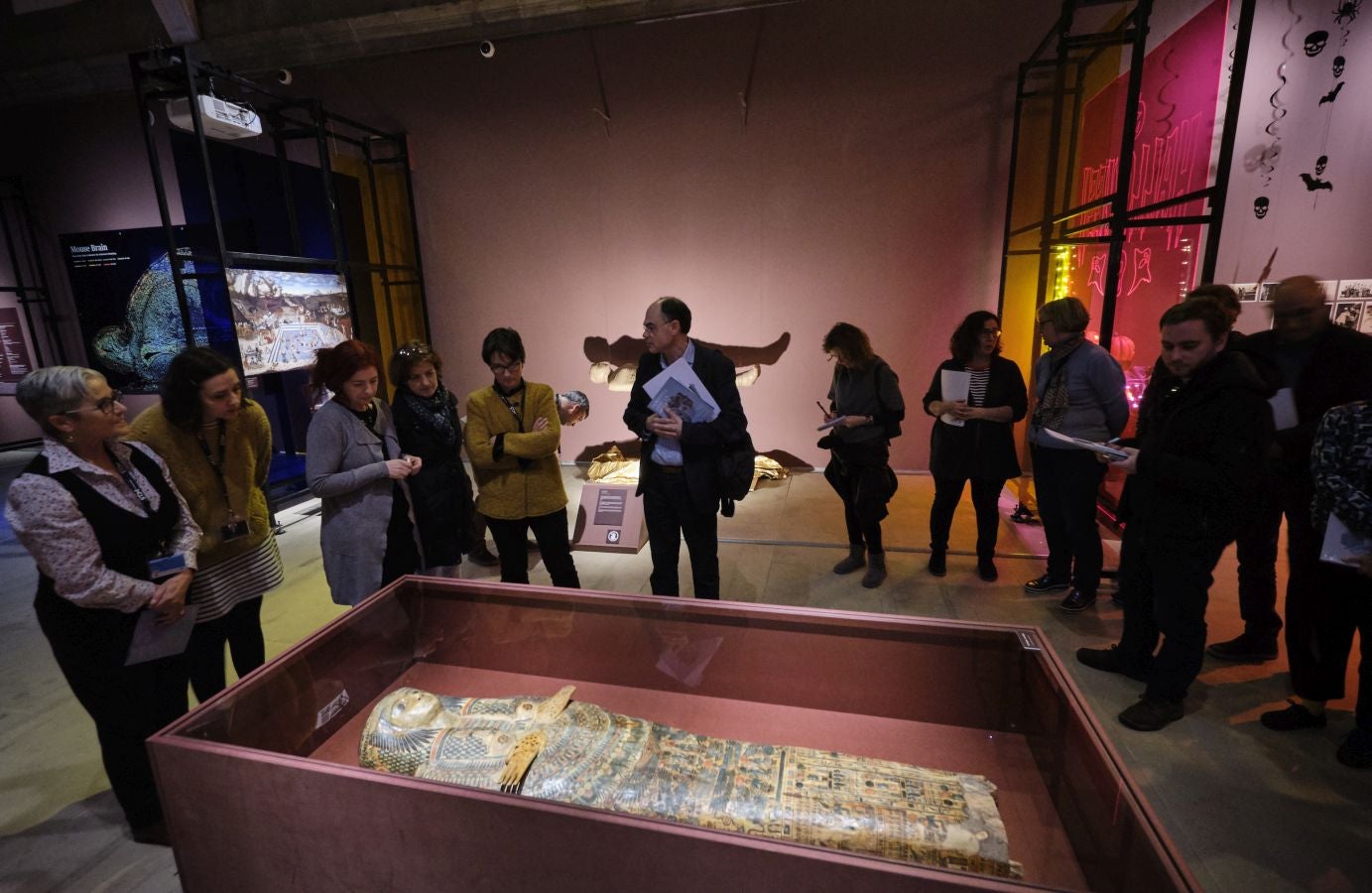 Una exposción que desde este martes se puede ver en el museo donostiarra de San Telmo, un completo recorrido por el capítulo final de la vida y todo lo que gira a su alrededor. La muestra, que permanecerá abierta hasta finales del mes de mayo, repasa las diferentes caras de la muerte.