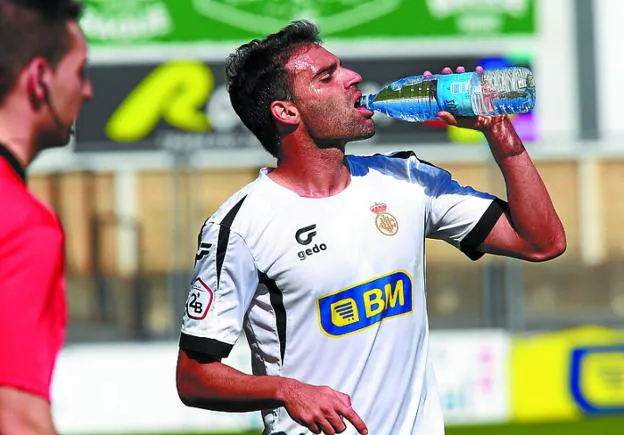 Garrido bebe agua en el Stadium Gal. 