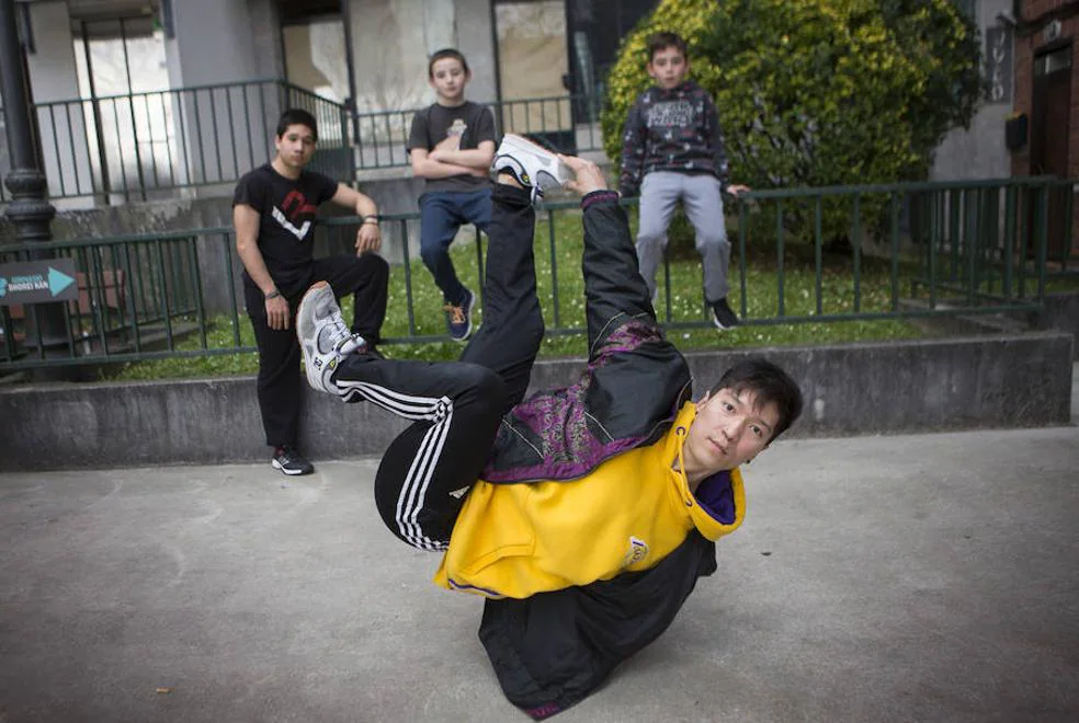 Chimid Badmaev baila breakdance ante la mirada de algunos de sus alumnos en Irun
