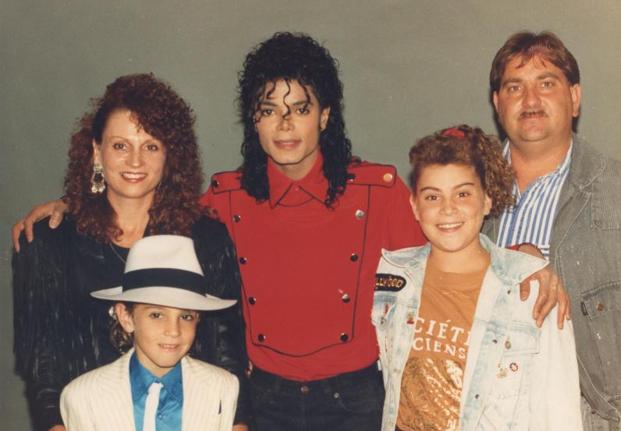 Wade Robson, en el tiempo en que sufrió los supuestos abusos, con su familia y Michael Jackson.