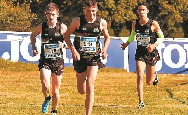 Jon Baleztena y Aimar Larrea en carrera junto a otro atleta de la selección de Euskadi. 