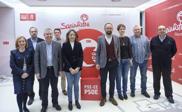 Los representantes del PSE de Gipuzkoa en la sede de la formación en San Sebastián.