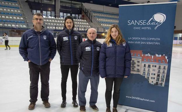 Rueda de prensa de los entrenadores y jugadores de los equipos masculino y femenino del Txuri Urdin de hockey hielo