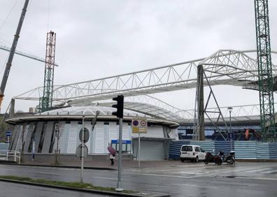 Imagen secundaria 1 - 1-Detalle de la construcción de la losa de cimentación | 2.- Vista general de la grada norte | 3.- Detalle de la instalación de la grúa