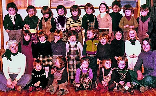 Las andereños Maixabel Illarregi y Karmele Urdanpilleta, con alumnos en los primeros años de la ikastola