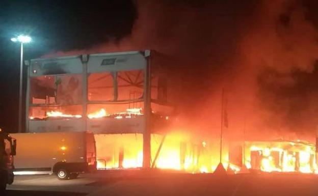 El incendio dejó calcinada la carpa y las motos. 