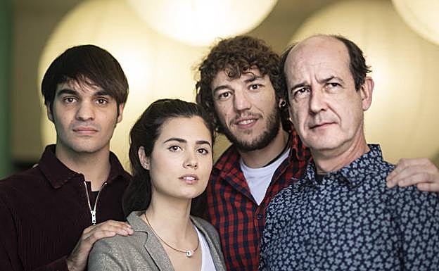 Eneko Sagardoy, Loreto Mauleón, Jon Olivares y Mikel Laskurain son la familia de 'Miren', interpretada por Ane Gabarain.